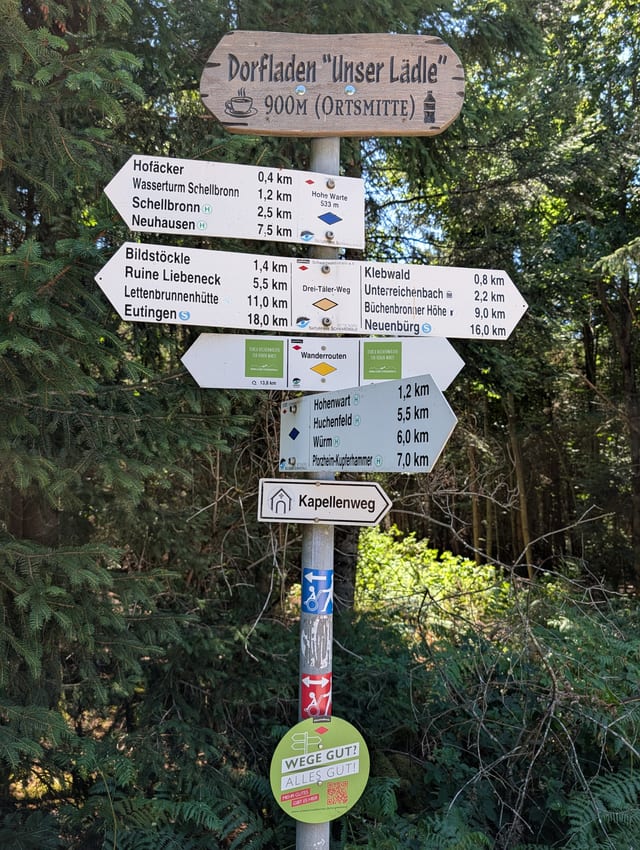 Wegweiser an der Hohen Warte (533 m) im Pforzheimer Stadtwald — Schwarzwaldverein, Drei-Täler-Weg, Kapellenweg und weitere Ziele